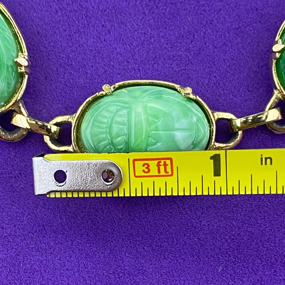 💛 Vintage Gold Tone Green Lucite Scarab Cabochon Bracelet - Picture 5 of 10
